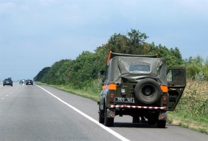 Допускается ли движение автомобилей по тротуарам или пешеходным дорожкам?